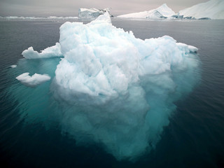 enorme ijsbergen op de arctische oceaan