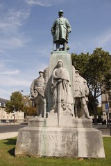Fototapeta na wymiar Statue du Maréchal Fayolle à Paris