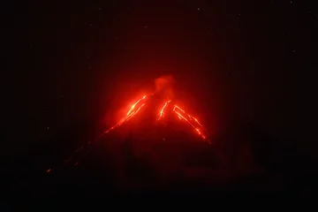 Papier Peint photo autocollant Volcan Vue nocturne de l& 39 éruption du volcan Klyuchevskoy, les coulées de lave actuelles sur la pente du volcan. Eurasie, Extrême-Orient russe, péninsule du Kamtchatka, groupe de volcans Klyuchevskaya.