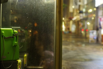 雨の日の電話ボックス 夜