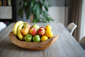 Crédence de cuisine en verre imprimé Fruits Corbeille de fruits en bois sur table