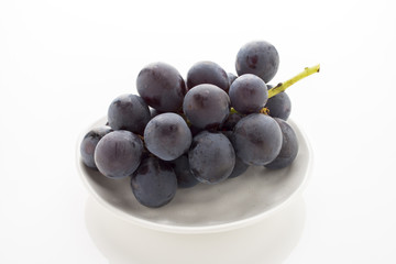 皿に乗ったぶどう（巨峰）