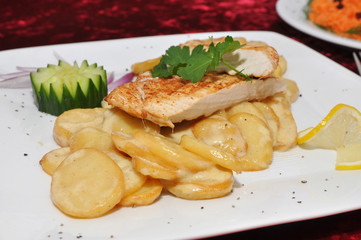 Filet drobiowy w sosie serowym