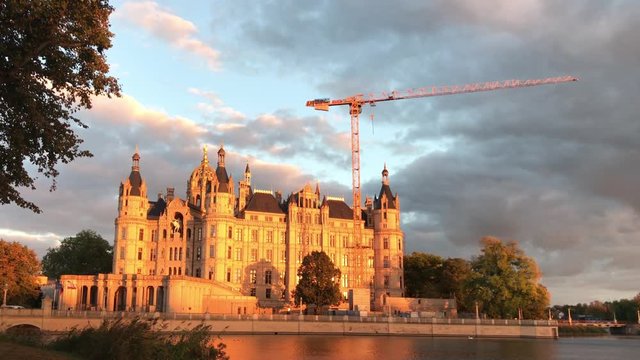 Schloss Schwerin mit Kran im Abendrot