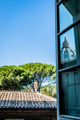 Vue sur les jardins du Vatican et le dôme de la Basilique Saint-Pierre à Rome