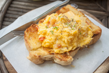 toast scrambled eggs Cheese