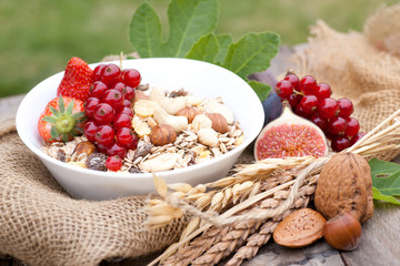Müsli mit Nüssen und Früchten
