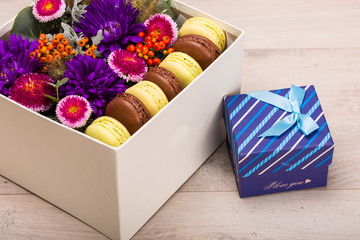 Box with flowers and macaroon cookies