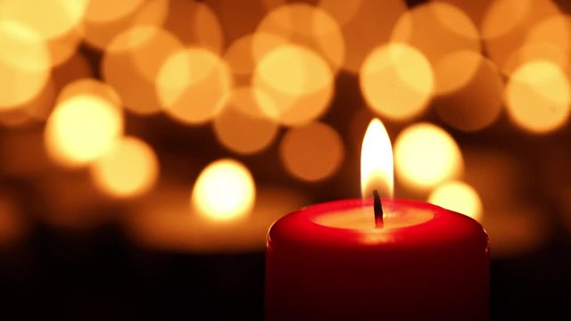 Brennende Kerze am 1. Advent zu Weihnachten