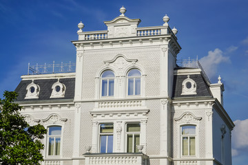Die Villa Ebel an einem sonnigen Tag mit blauem Himmel und einigen Wolken in Cuxhaven an der...