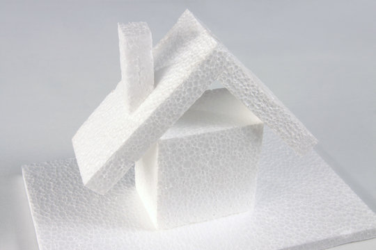 Ein weißes Haus als Modell aus Polystyrol