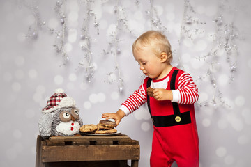 Baby klaut sich Kekse