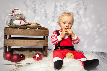 Baby lässt sich Kekse schmecken