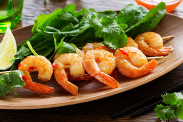 Fried shrimp with garlic on skewers.