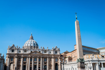 La Basilique Saint-Pierre et l'esplanade de la place Saint-Pierre au Vatican