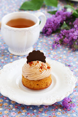 Banana-caramel cupcakes with cream 