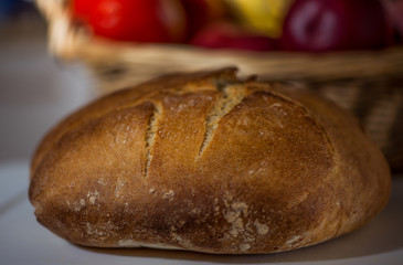 Pan recien horneado con fondo de frutas desenfocado