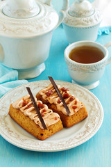 Banana-caramel cupcakes with cream 