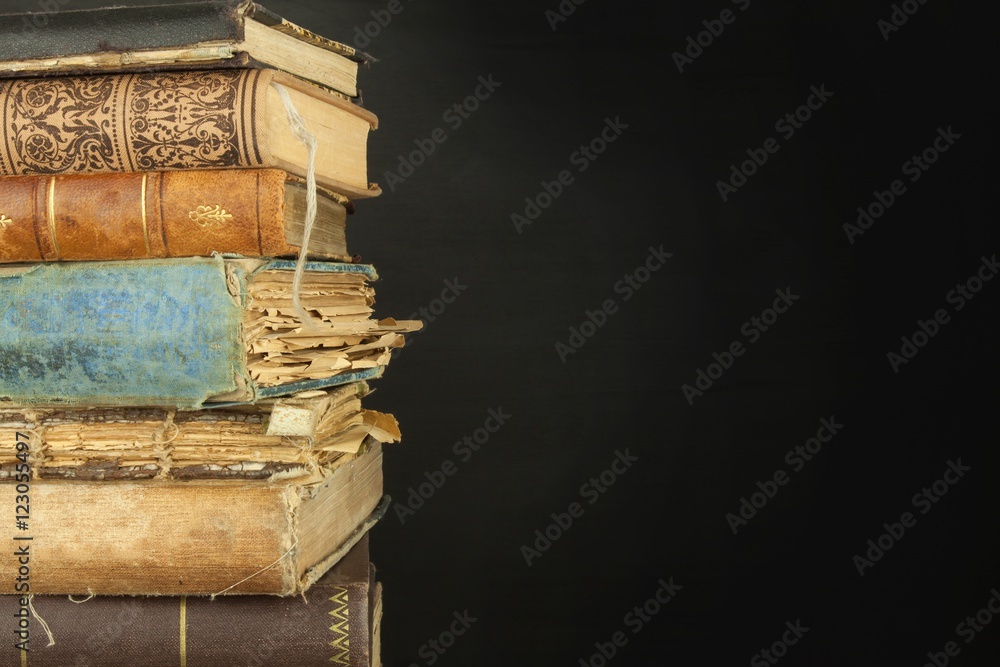 Pile de vieux livres