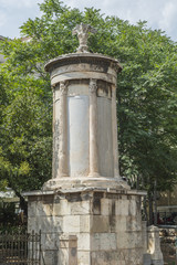 Fototapeta premium Lysikratesmonument am Ostabhang der Akropols, im Plakaquartier, Athen, Griechenland