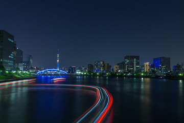 Fototapeta premium 船の光跡とビル群 東京