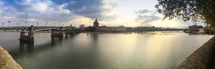 Fototapeta premium Panorama de la Garonne à Toulouse en Haute-Garonne en Midi-Pyrénées, Occitanie en France