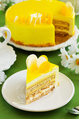 Honey cake mousse with a smooth glaze.