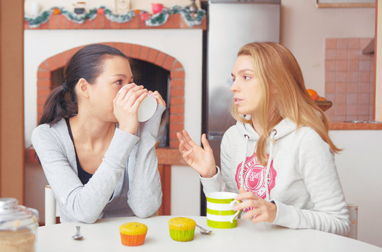 Due donne chiacchierano e bevono il t&egrave; 