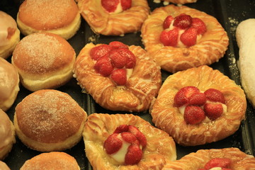 Fresh strawberry confectionery