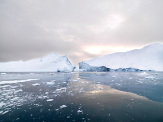 IJsbergen op de Noordelijke IJszee in Ilulissat-ijsfjord, Groenland