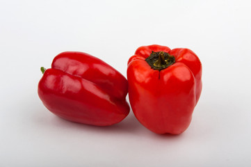 два красных перца на белом фоне