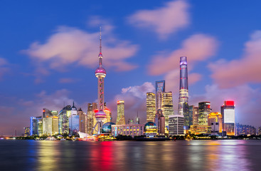 Obraz premium Twilight shot with the Shanghai skyline along the Huangpu river,