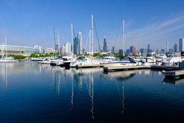 Fototapeta na wymiar Urban marina and Chicago skyline