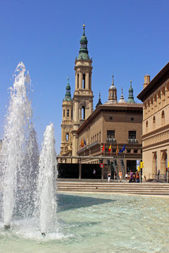 Fuente de mármol en plaza del Pilar, Zaragoza (España)