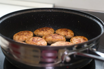 Котлеты из мяса индейки в сковороде