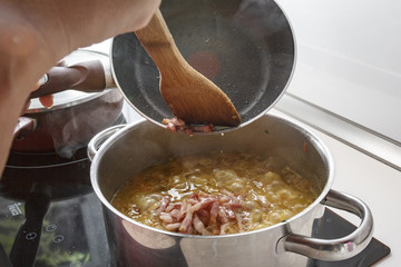 Mamá preparando puré de verdura en casa.