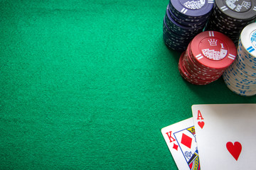 Ass und König beim Texas Holdem mit Textfreiraum.