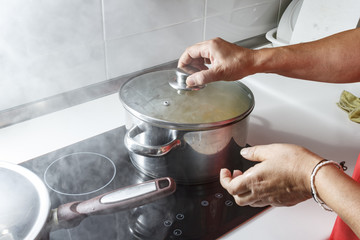 Mamá preparando puré de verdura en casa.