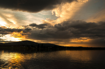 Fototapeta na wymiar dramatic sunset on the lake