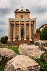 Fototapeta na wymiar Dans le Forum Romain le temple d'Antonin et Faustine