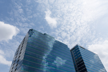 Obraz na płótnie Canvas Glass office building with blue sky