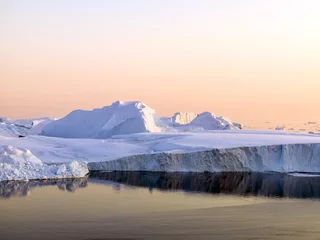 Afwasbaar Fotobehang Gletsjers gletsjers zijn bij de Groenlandse ijsfjord