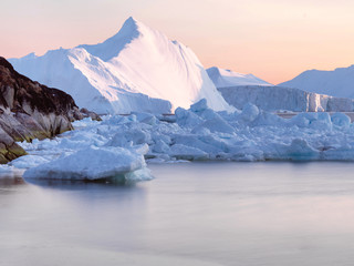 les glaciers sont au fjord glacé du Groenland