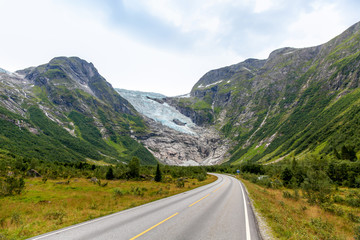 The road to the glacier