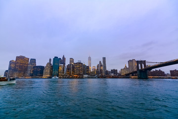 Fototapeta premium New York skyline from Brooklyn Bridge Park at sunset