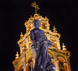 Obraz premium Paz Peace Statue Our Lady Basilica Night Guanajuato Mexico
