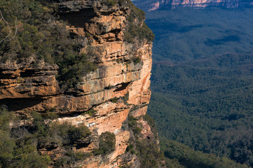 Fototapeta na wymiar Rough cliffs of Wentworth Falls track in Blue Mountains, Australia
