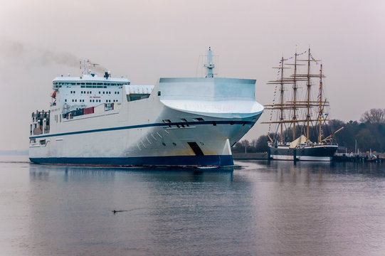 1243 Travem&uuml;nde - Ro-Ro-Schiff und Passat