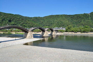 Kintaikyo-brug (Iwakuni-stad, prefectuur Yamaguchi, zonnige dag)