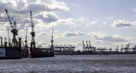 Obraz premium Containerhafen in Hamburg im Herbst